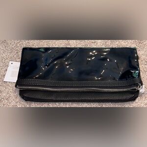 NWT Thirty One Foldover Clutch. Pattern Black Beauty Pebble